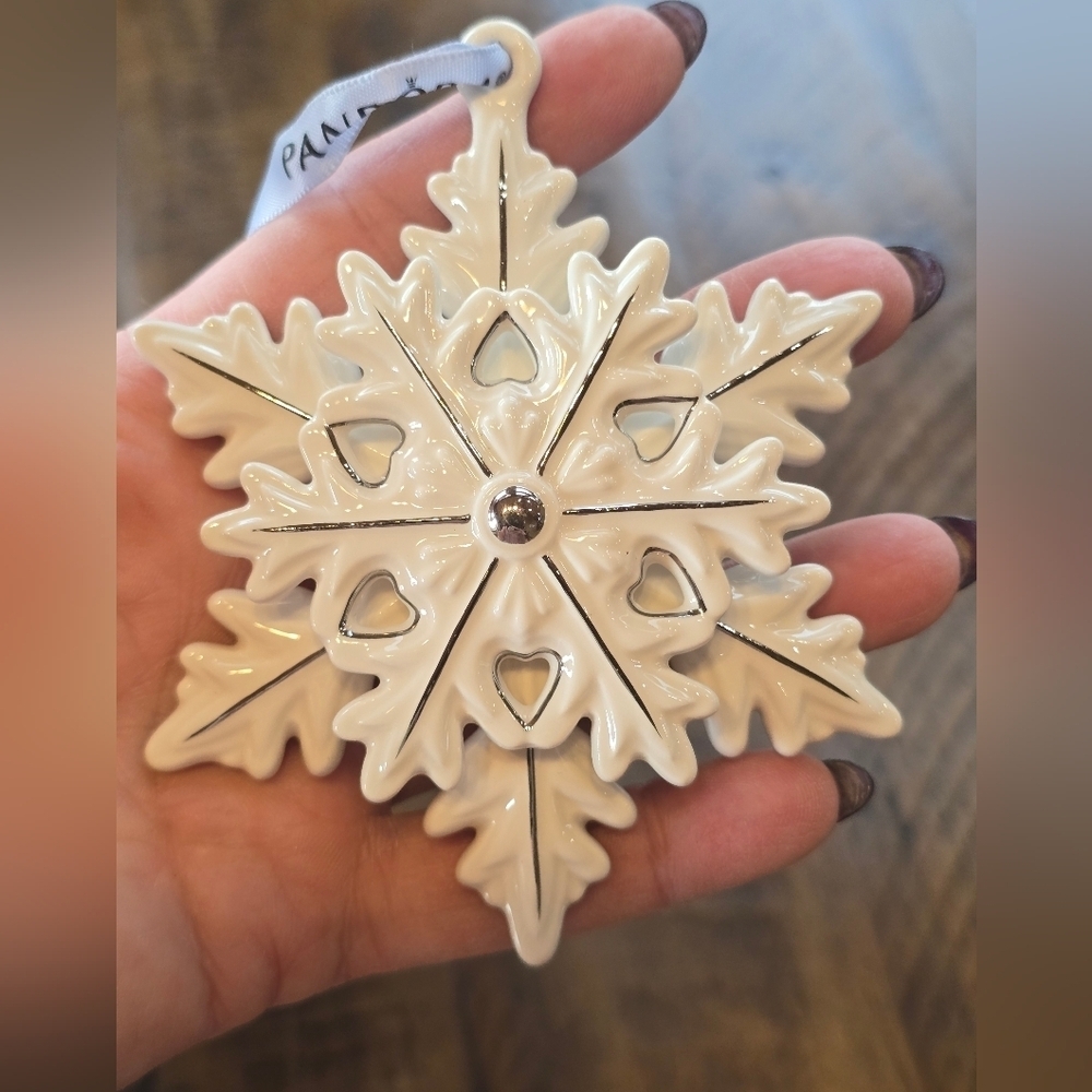 Pandora Limited Edition 2015 Snowflake Ceramic Ornament - Picture 4 of 7